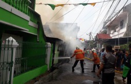 Rumah di Surabaya Terbakar, Satu Orang Terluka