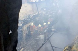Tiga Rumah Semi Permanen di Surabaya Hangus Terbakar