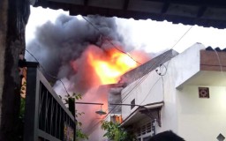 Rumah di Surabaya Terbakar, 7 Mobil Pemadam Dikerahkan