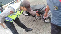 Gara-gara Roknya Kecantol Rantai Motor, Emak-emak Terkapar di Aspal