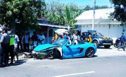 Mobil Sport Porsche Rusak Parah Kecelakaan di Magetan