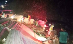 Truk Tronton Bermuatan Triplek Tabrak Tebing di Ponorogo