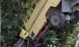Terperosok ke Dalam Parit 8 Meter di Pacitan, Kabin Truk Hancur