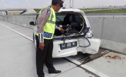 Toyota Innova Tabrak Honda Brio di Tol Ngawi, Tiga Penumpang Luka