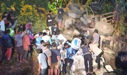 Truk Trailer Seruduk Mobil Pikap di Pasuruan, Dua Orang Tewas
