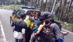 Mobil Tabrak Motor di Pacet Mojokerto, 4 Orang Terluka