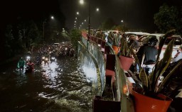 Surabaya Diguyur Hujan, Banjir, Kemacetan Tak Terbendung