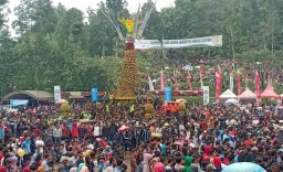 Ribuan Orang Berebut 2019 Buah Durian Gratis di Wonosalam Jombang