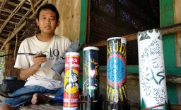 Pria Difabel asal Ngawi ini Sulap Paralon Bekas Jadi Lampu Hias