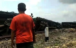 Kereta Api Pengangkut Semen Anjlok dan Terguling di Blora