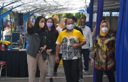 Golkar Apresiasi Vaksinasi Bagi Buruh Pabrik di Rungkut, Surabaya
