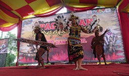Libur Tahun Baru, Wisatawan di Pacet Disuguhi Kesenian Dayak