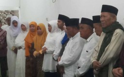 Di PP Amanatul Ummah Surabaya, Khofifah-Emil Minta Bimbingan 99 Kiai