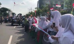 Ribuan Pelajar Sambut Khofifah-Emil di Surabaya