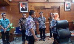 Hari Pertama Kerja, Ini yang Dilakukan Khofifah-Emil