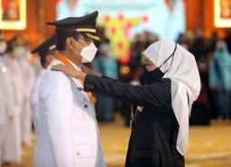 Momen Ketika Khofifah Lantik Gus Ipul Jadi Wali Kota Pasuruan