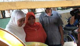 Khofifah Gratiskan Soto Ayam Bagi Tetangganya yang Sudah Nyoblos
