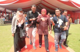 Khofifah Minta Masyarakat Bisa Bedakan Produk Pers dan Media Sosial