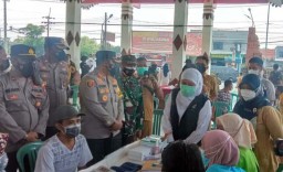 Khofifah Targetkan Vaksinasi 300 Ribu Orang Per Hari
