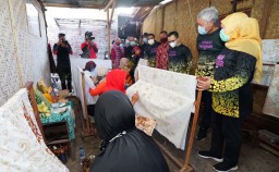 Ke Banyuwangi, Gubernur Khofifah Beri Semangat Para Pelaku UMKM