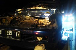 Mobil Kijang Ringsek Tabrak Truk di Tol Pandaan-Malang, Sopir Selamat