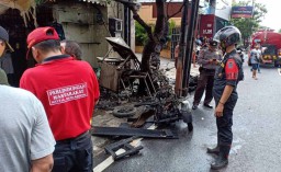Ditabrak Kendaraan Roda Tiga, Kios Bensin di Surabaya Terbakar