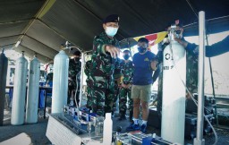 Koarmada II Buka Posko Bantuan Pengisian Tabung Oksigen Gratis