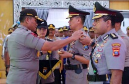 Sosok Kombes Pol Jhonny Eddizon Isir di Mata Keluarga Papua Surabaya