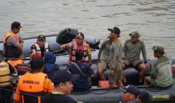 Kapolrestabes Surabaya Ikuti Pencarian Orang Tenggelam di Kali Jagir