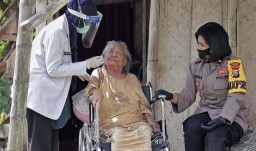 Cerita Haru Dua Nenek di Lamongan saat Terima Bantuan dari Polwan