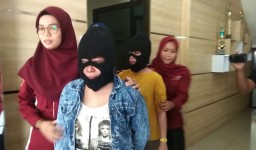 Peredaran Kosmetik Ilegal di Banyuwangi Dibongkar, 2 Wanita Ditangkap