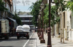 Bu Risma, Lampu-lampu Hias di Kota Tua Jalan Karet Tak Nyala Lho