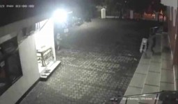 Miris, Tiga Bocah Terekam CCTV Curi Kotak Amal Masjid di Surabaya