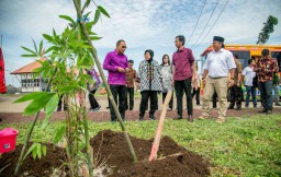 Ketua DPRD Bali Bawa 400 Pohon Bambu saat Kunjungi PLTSa di Surabaya
