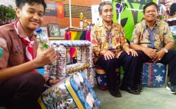 Keren, Pelajar di Surabaya Ciptakan Kursi dari Botol Bekas