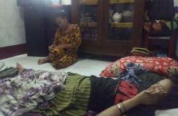 Ketika Warga Menerima Bantuan Kursi Roda dari Machfud Arifin