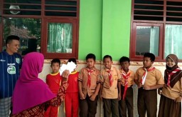 Seorang Suporter Penuhi Nazar Usai Persela Lolos dari Degradasi