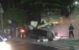 Tabrak Tiang Rambu, Mobil Sedan Terbalik
