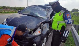 Avanza Terperosok dalam Parit Tol Surabaya-Mojokerto, 4 Orang Luka