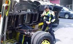 Tabrakan Lawan Honda CRV, Truk Sembako Terguling
