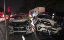 Foto: Ngerinya Kecelakaan Beruntun Lima Kendaraan di Tol Sidoarjo