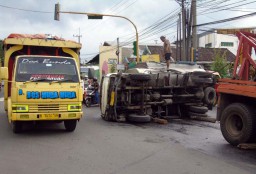 Loncat Sebelum Motornya Dihantam Truk, Pemotor ini Selamat