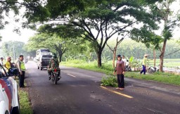Hindari Jalan Berlubang Lalu Tabrak Truk di Ngawi, Biker Luka Berat