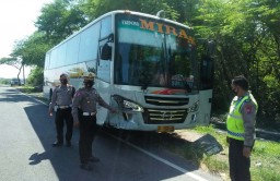 Motor Dihantam Bus Mira, Bapak dan Anak di Madiun Tewas