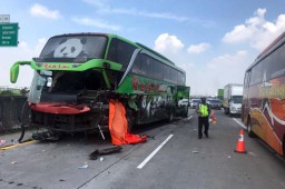 Bus Restu Tabrak Truk di Tol Surabaya-Mojokerto, 1 Orang Tewas, 4 Luka