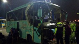 Bus Pariwisata Berpenumpang 31 Orang Kecelakaan di Tol Pasuruan
