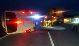 Tabrak Truk, Bus 25 Penumpang Terbalik di Tol Wilangan-Nganjuk