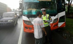 Bus Moedah Berpenumpang 30 Orang Tabrak Tiga Kendaraan di Tol Waru
