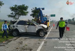 Dua Mobil Tergelincir ke Parit Tol Gempol-Pandaan, 6 Orang Terluka