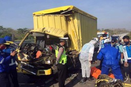 Satu Orang Tewas dalam Kecelakaan Dua Truk di Tol Madiun-Nganjuk